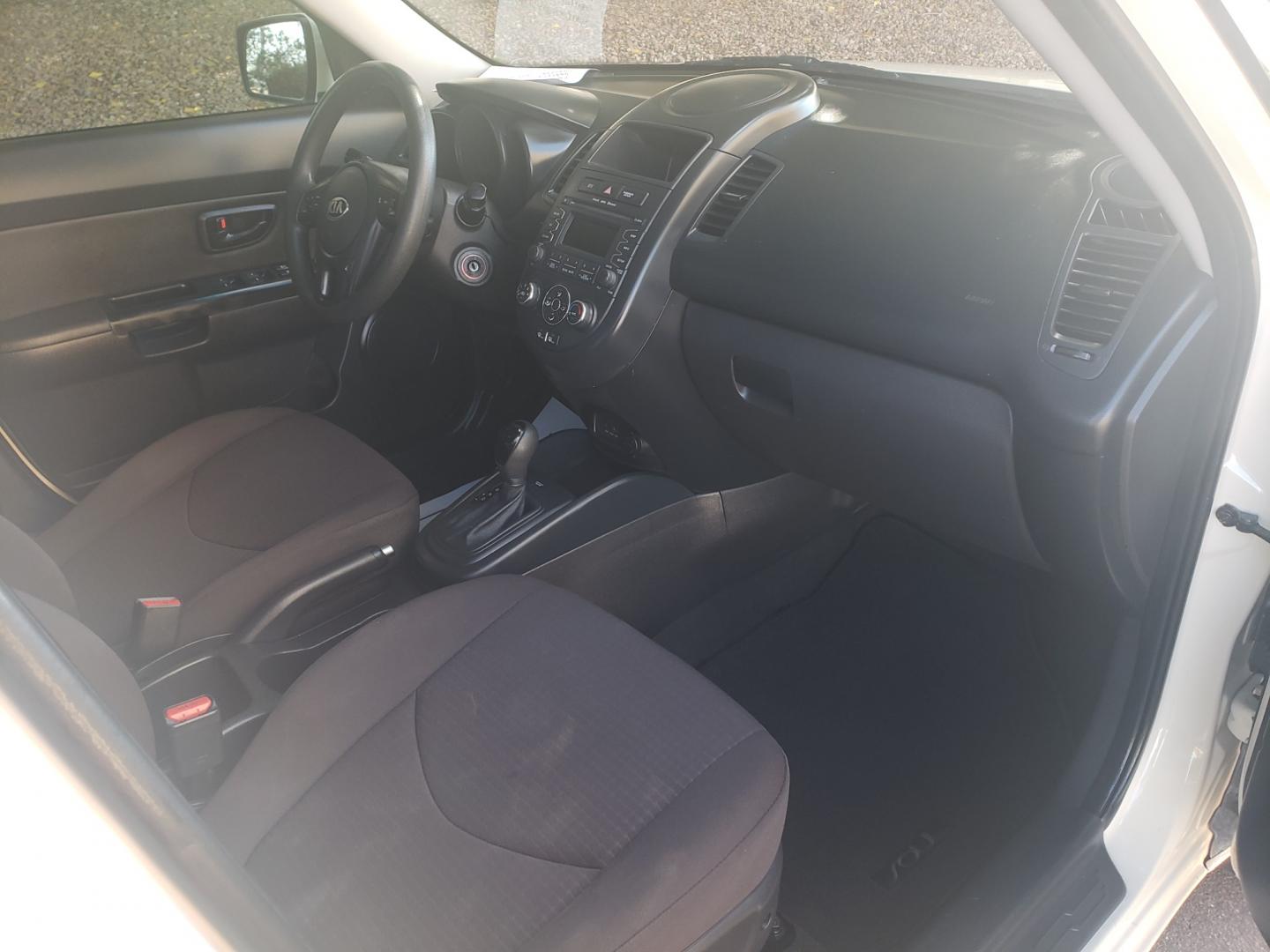 2013 WHITE /black Kia Soul base (KNDJT2A51D7) with an 1.6l i4 engine, 4-Speed Automatic transmission, located at 323 E Dunlap Ave., Phoenix, AZ, 85020, (602) 331-9000, 33.567677, -112.069000 - 2013 Kia Soul,.......EXCELLENT condition, A Real Must See!!.... Ice cold A/C, No accidents, Power everything, Stereo/cd player, Phone sync, Bluetooth, Satellite compatible, Clean black interior with black cloth seats in near perfect condition, power windows, power door locks, clean Arizona title, Ru - Photo#13